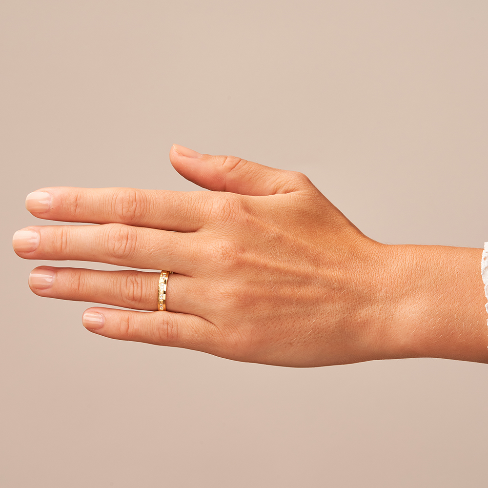 Eheringe aus Gelbgold mit Polierung und Hammerschlag und Diamanten auf Hand