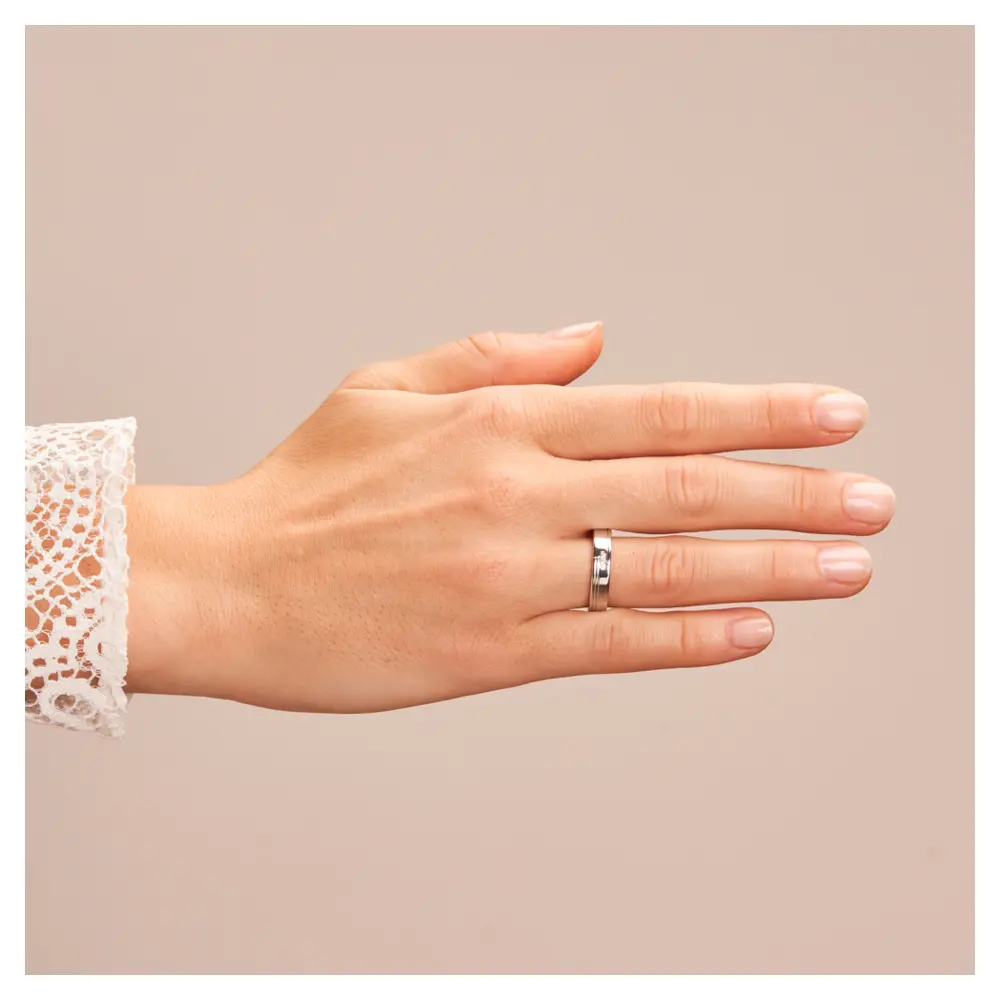 Trauringe aus 925 Silber hochpoliert schmal mit drei Diamanten auf Hand