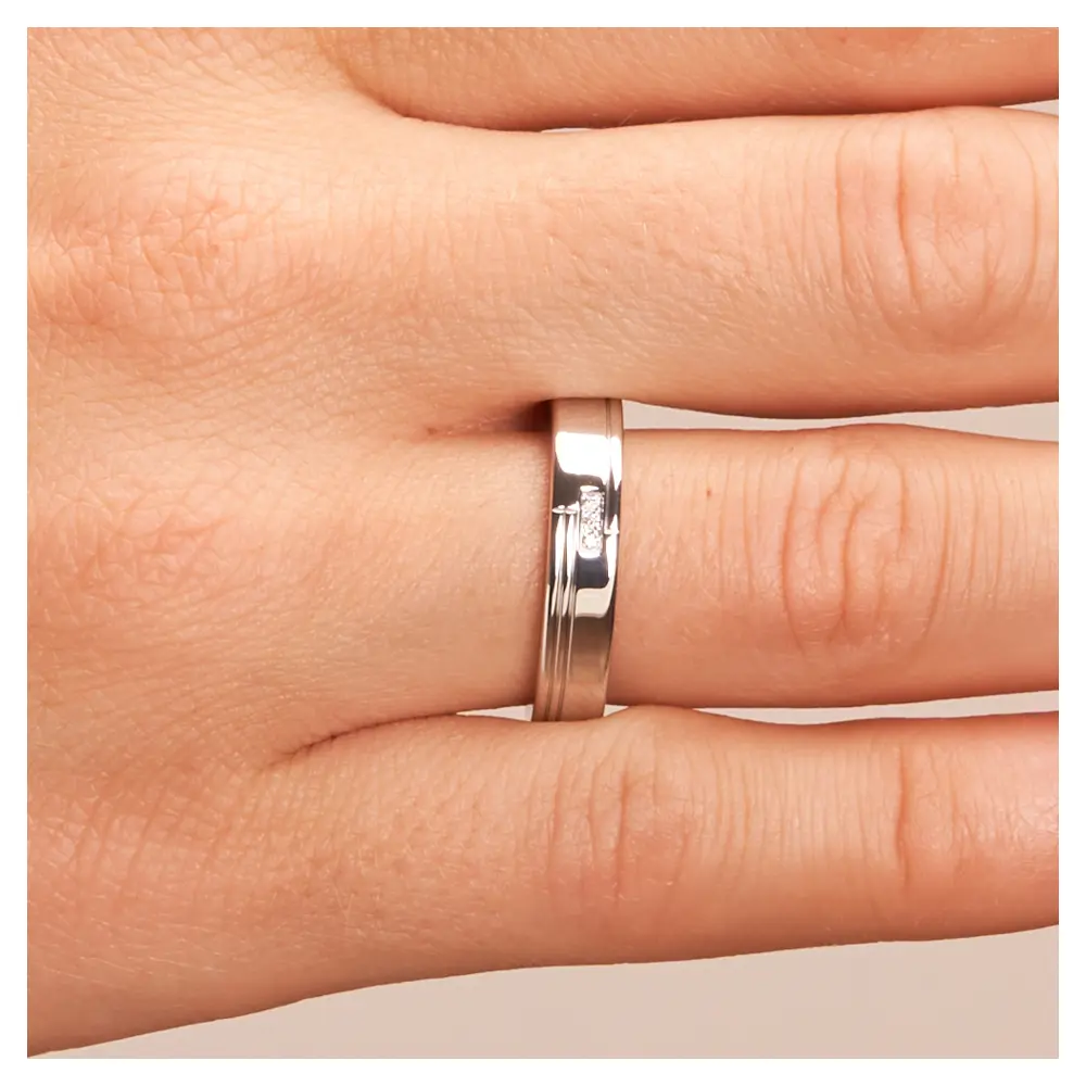 Trauringe aus 925 Silber hochpoliert schmal mit drei Diamanten auf Hand im Zoom