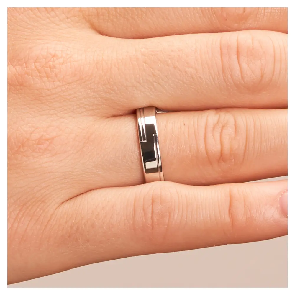 Trauringe aus 925 Silber hochpoliert schmal auf Hand im Zoom