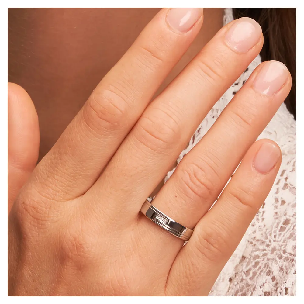 Trauringe aus 925 Silber hochpoliert schmal mit drei Diamanten auf Hand am Gesicht im Zoom