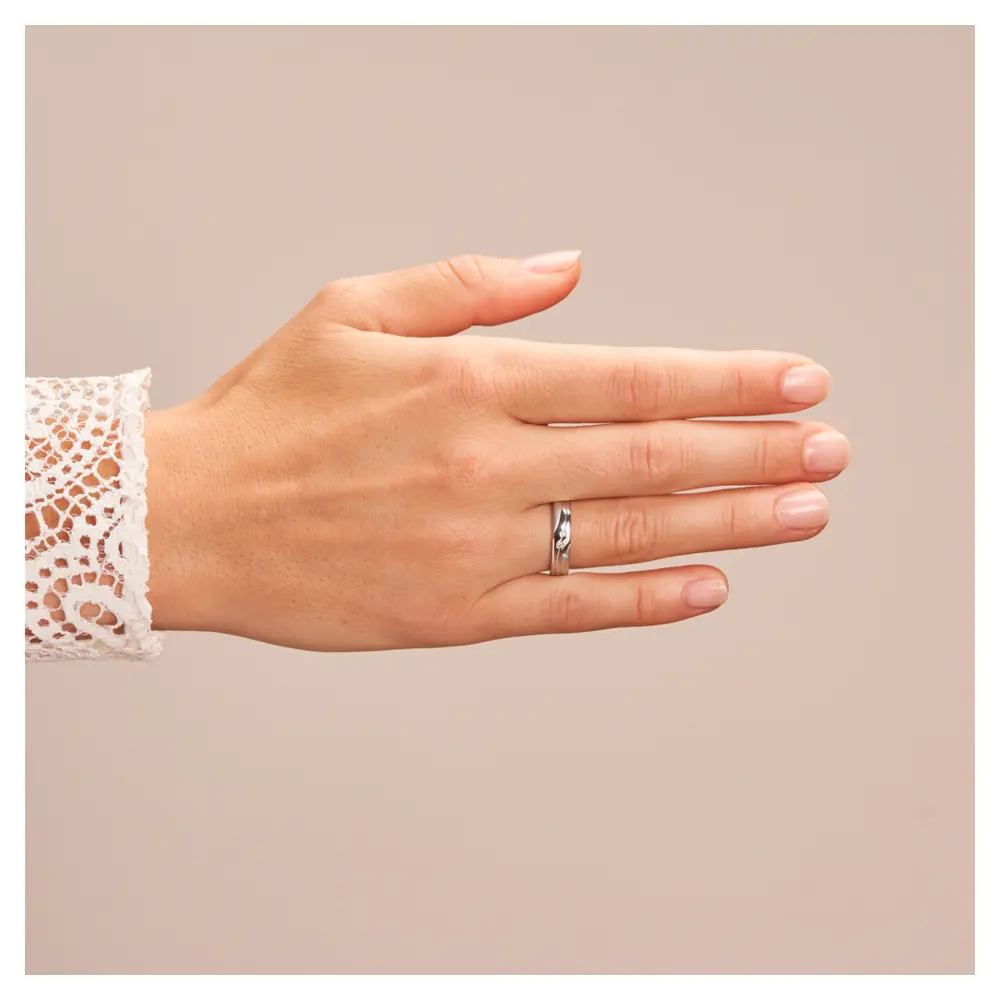 Trauringe aus platiniertem Silber 925 mit drei Diamanten und geschwungenen Rillen auf Hand