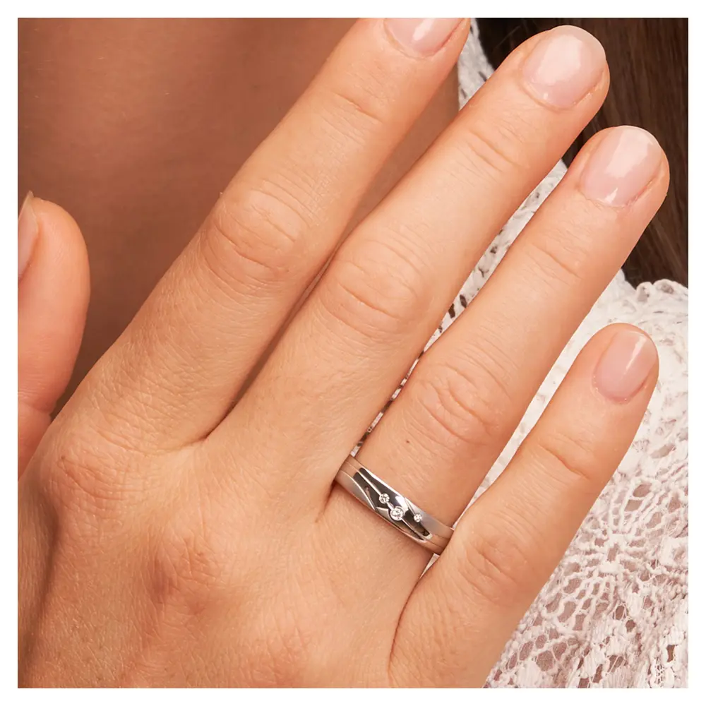 Trauringe aus platiniertem Silber 925 mit 3 Diamanten und geschwungenen Rillen am Gesicht im Zoom