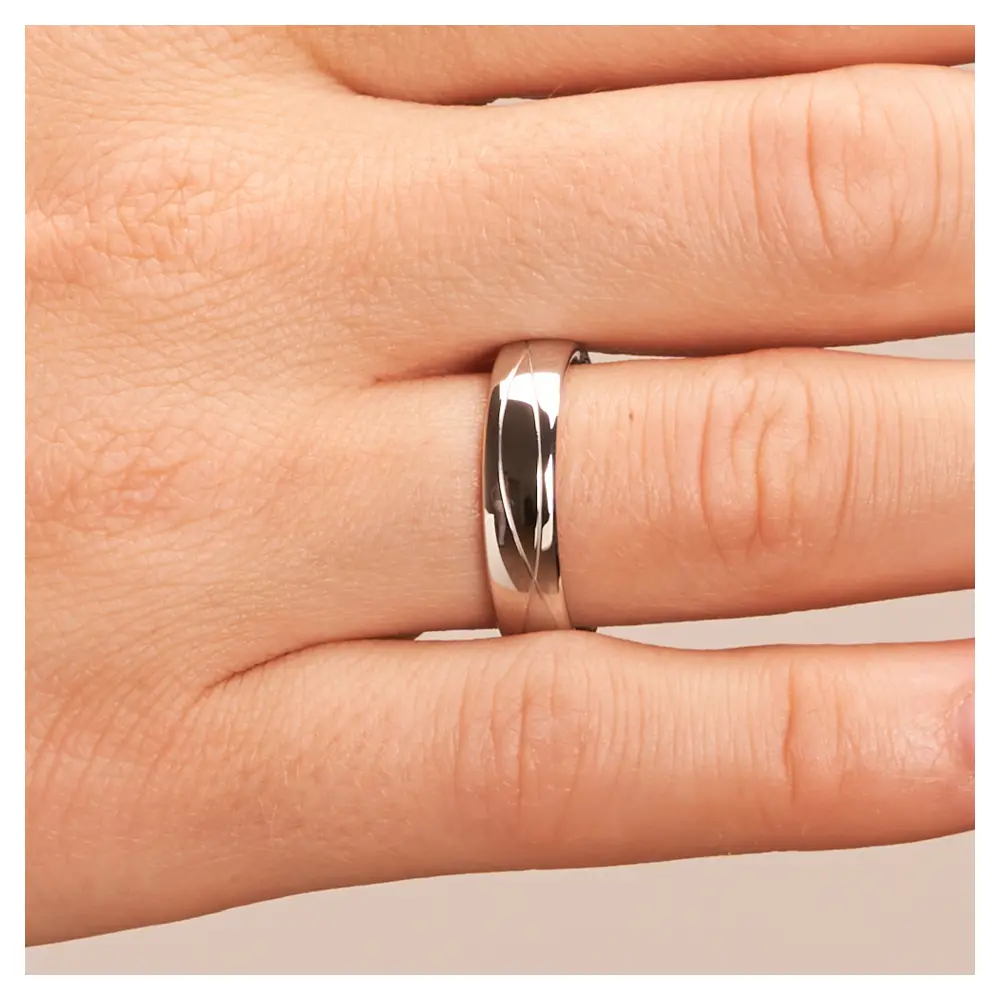 Eheringe aus platiniertem Silber 925 mit Rillenmuster auf Hand im Zoom