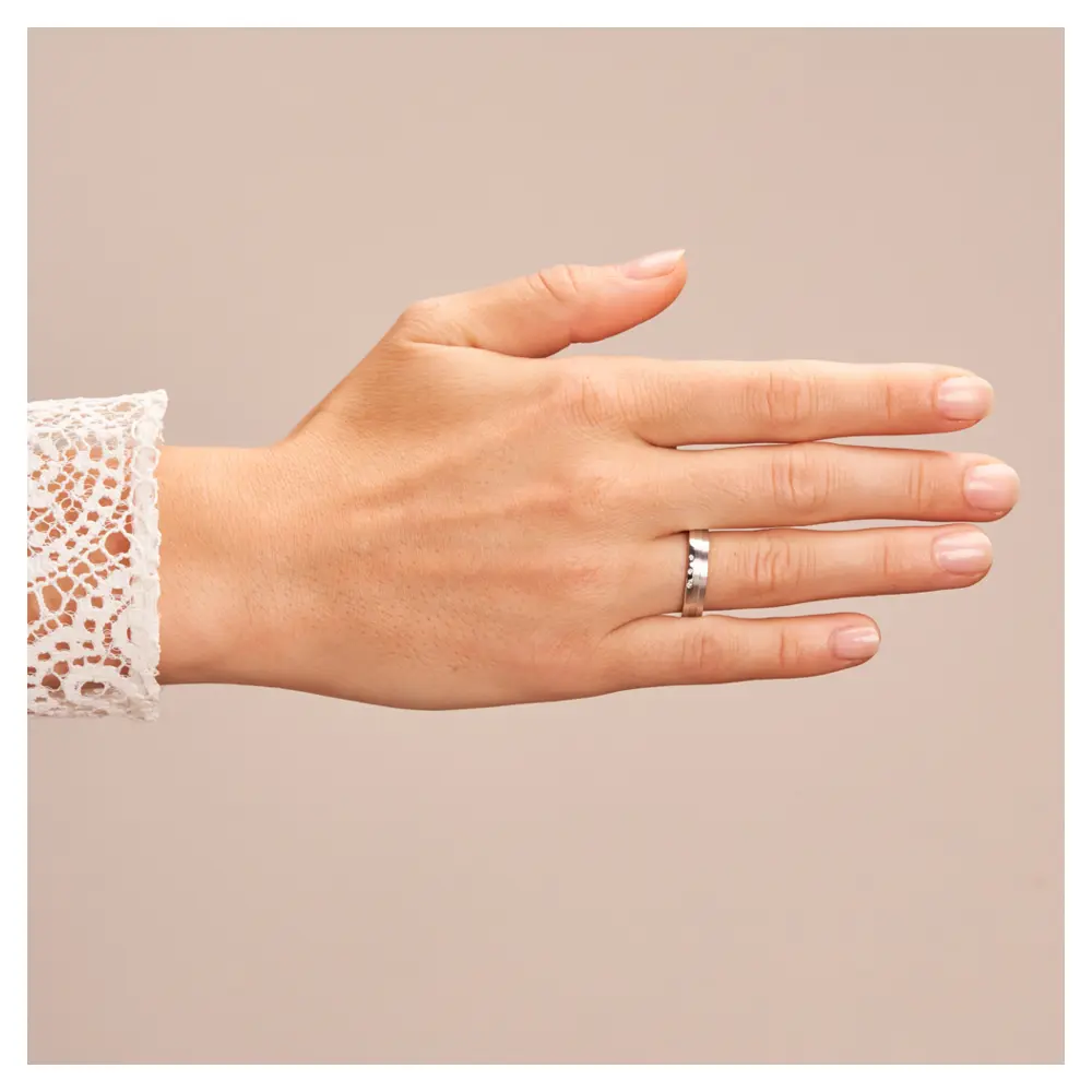 Trauringe aus Silber 925 platiniert mit drei Diamanten und Streifenmuster auf Hand