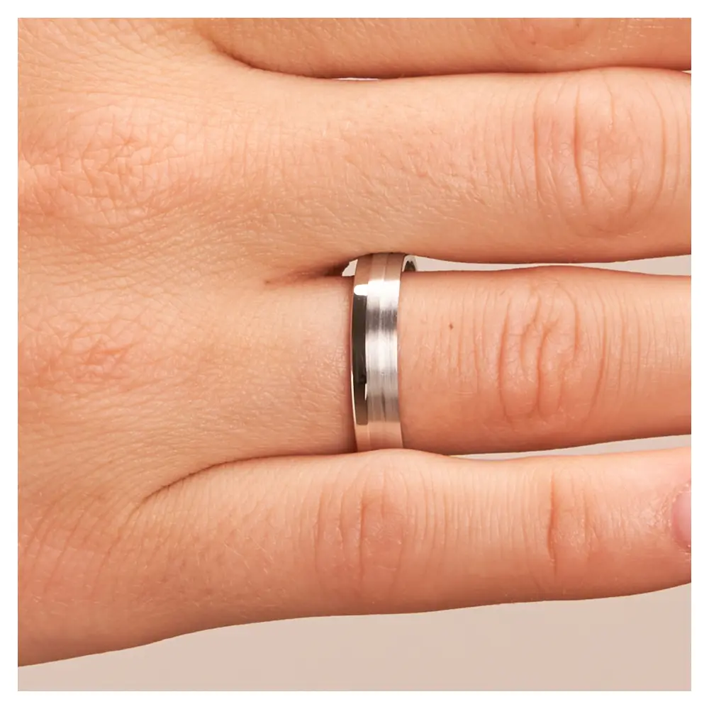 Trauringe aus Silber 925 platiniert mit Streifenmuster auf Hand im Zoom