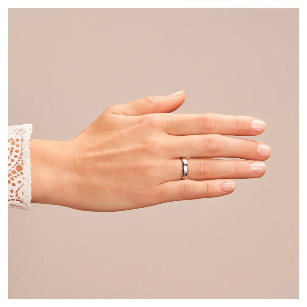 Trauringe aus Silber 925 platiniert mit polierten Rändern und Diamanten auf Hand