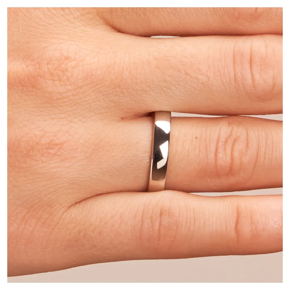 Polierte Eheringe aus platiniertem 925 Silber auf Hand im Zoom