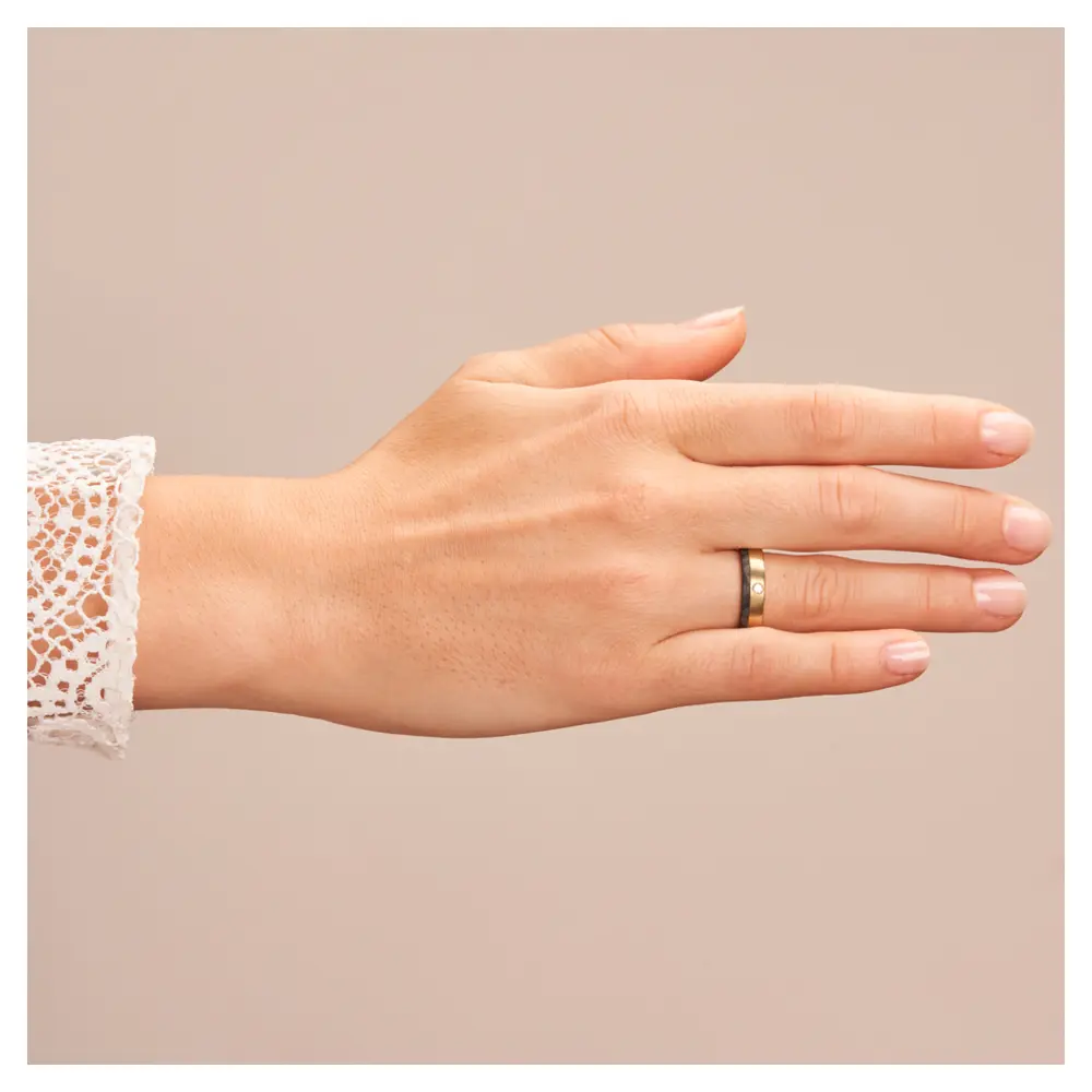 Matte Eheringe aus Roségold&Carbon mit Diamanten in 0,04 Karat auf Hand