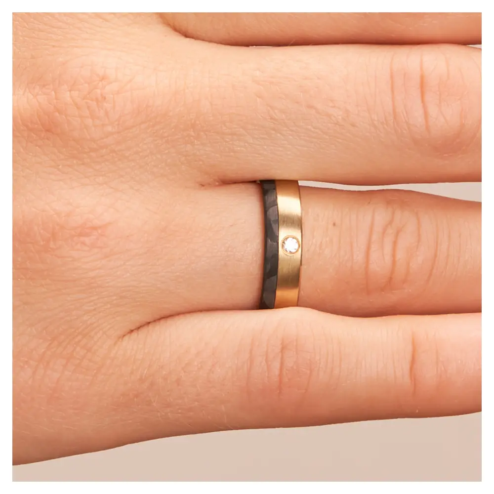 Matte Eheringe aus Roségold&Carbon mit Diamanten in 0,04 Karat auf Hand im Zoom