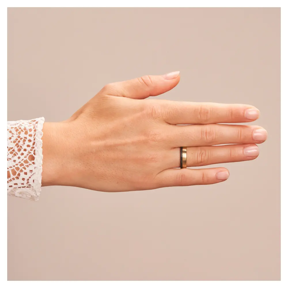 Matte Eheringe aus Roségold&Carbon auf Hand