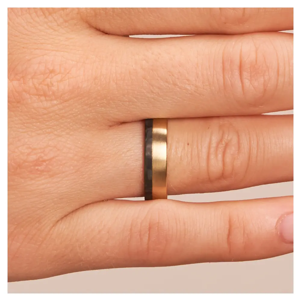 Matte Eheringe aus Roségold&Carbon auf Hand im Zoom