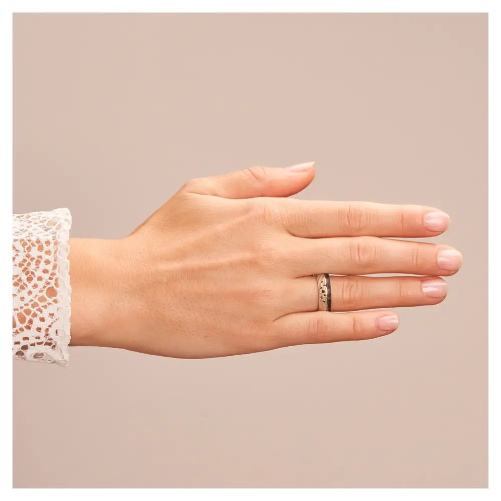 Eheringe aus Roségold und gemasertem Carbon mit schwarzen Diamanten auf Hand