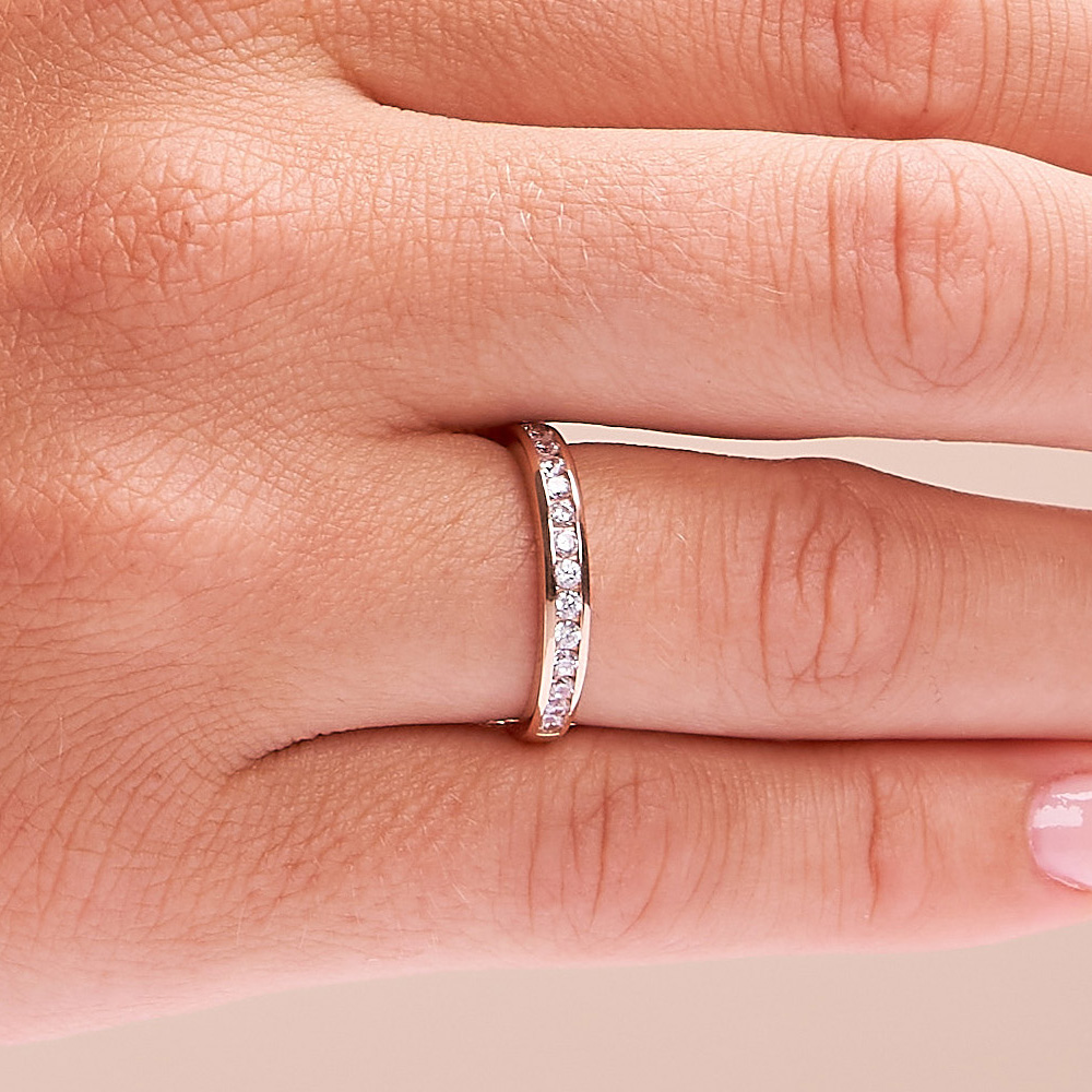 Aufnahme vom Memoirering aus Roségold 585 mit Zirkoniareihe in Kanalfassung auf Hand