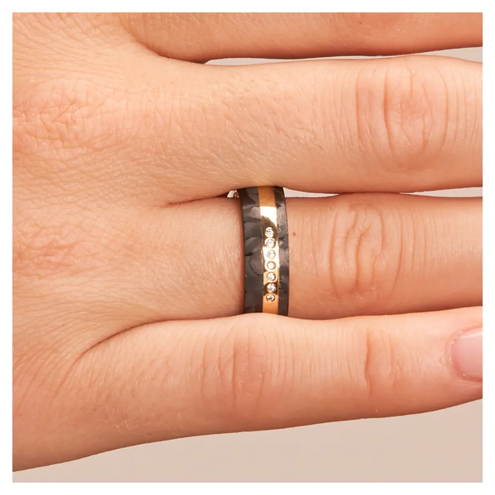 Eheringen aus poliertem Roségold mit Carbon und 7 Diamanten auf Hand im Zoom