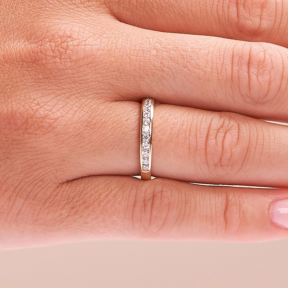Aufnahme vom Memoirering aus Gelbgold 585 mit Zirkoniareihe in Kanalfassung auf Hand