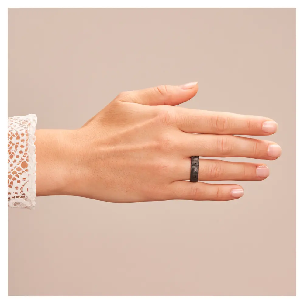 Eheringe aus Platin und Carbon auf Hand