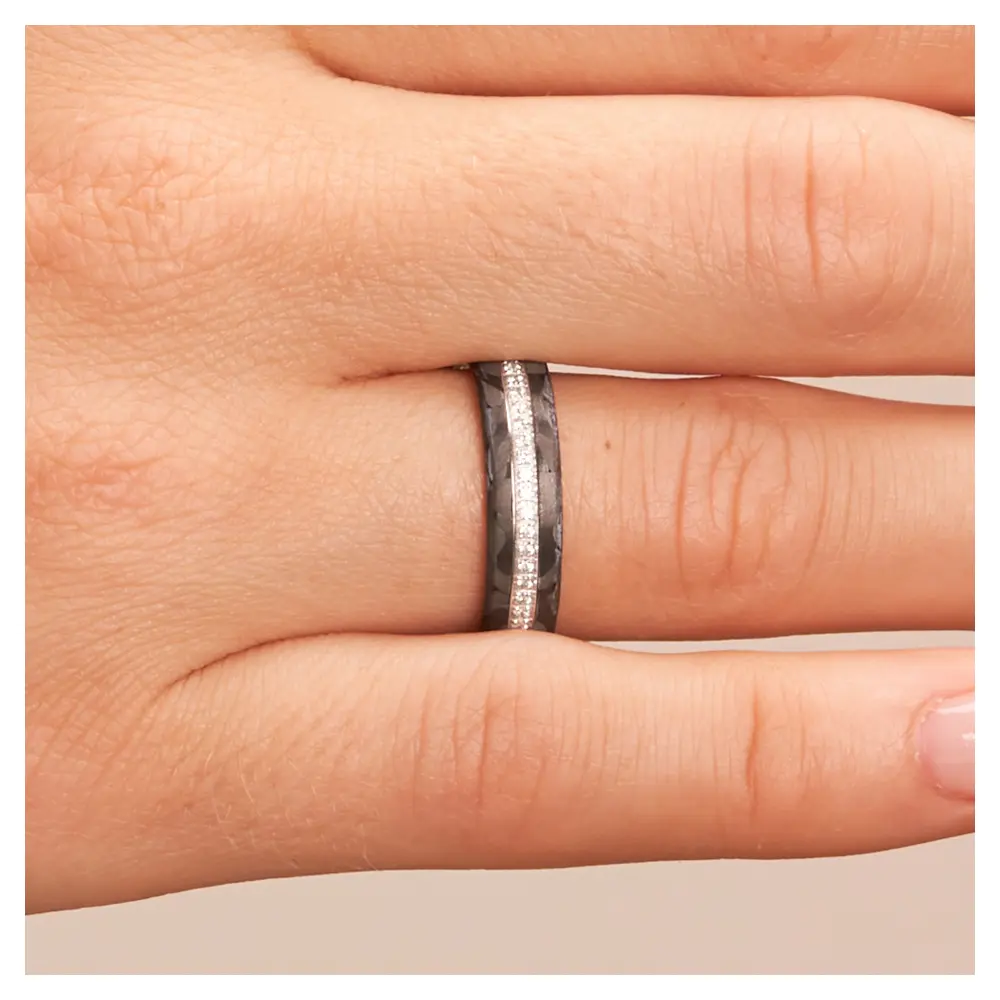 Eheringe aus Weissgold mit Carbon und 55 Diamanten in Ringschiene auf Hand im Zoom