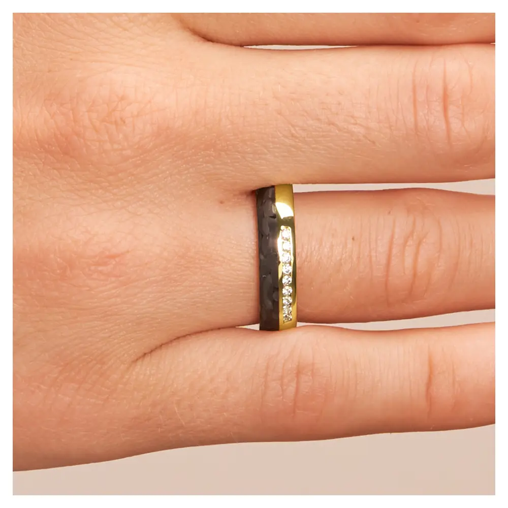 Eheringe aus poliertem Gelbgold mit Carbonstreifen und 9 Diamanten auf Hand im Zoom