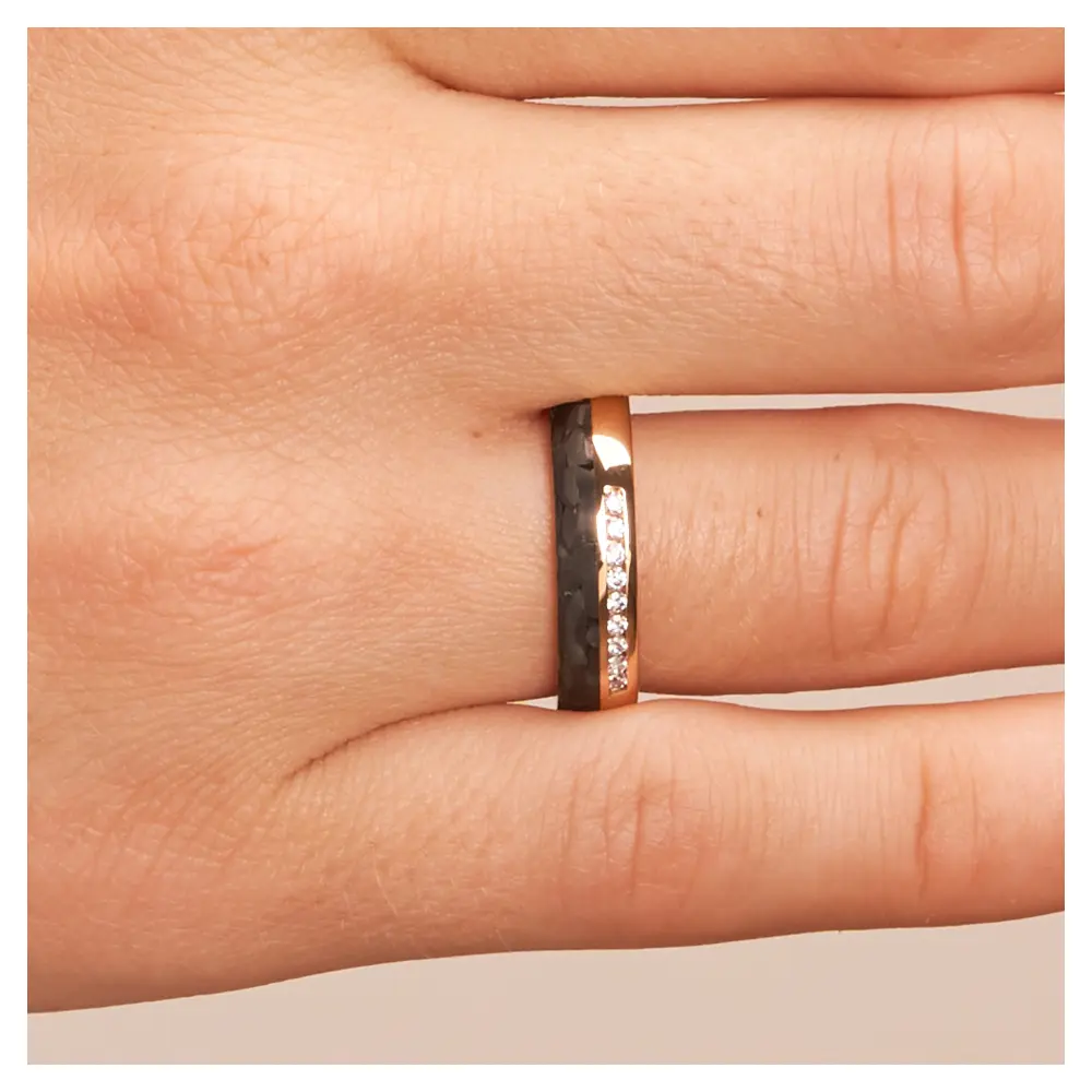 Eheringe aus poliertem Roségold mit Carbonstreifen und 9 Diamanten auf Hand im Zoom