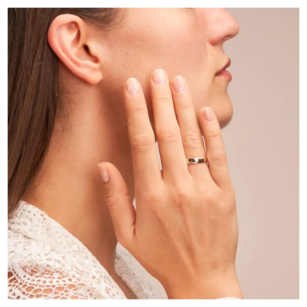 Gelbgold Trauringe mit poliert-mattierter Oberfläche und Rillen und Diamant auf Hand