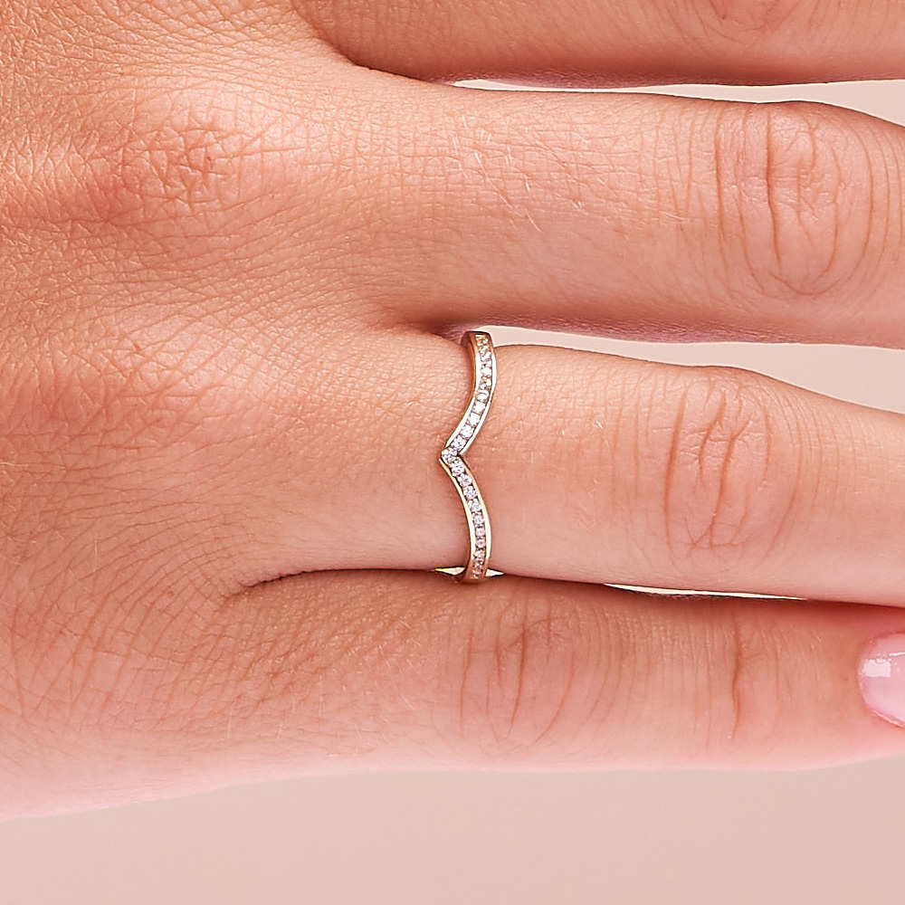 Aufnahme vom Schmuckring aus Gelbgold 585 mit Zirkoniareihe in Kanalfassung auf Hand 