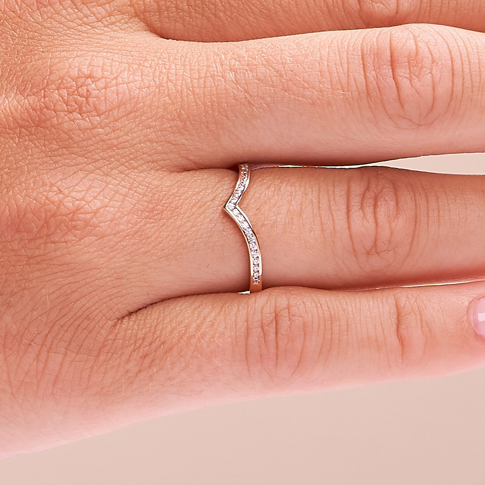 Aufnahme vom Schmuckring aus Roségold 585 mit Zirkoniareihe in Kanalfassung auf Hand 