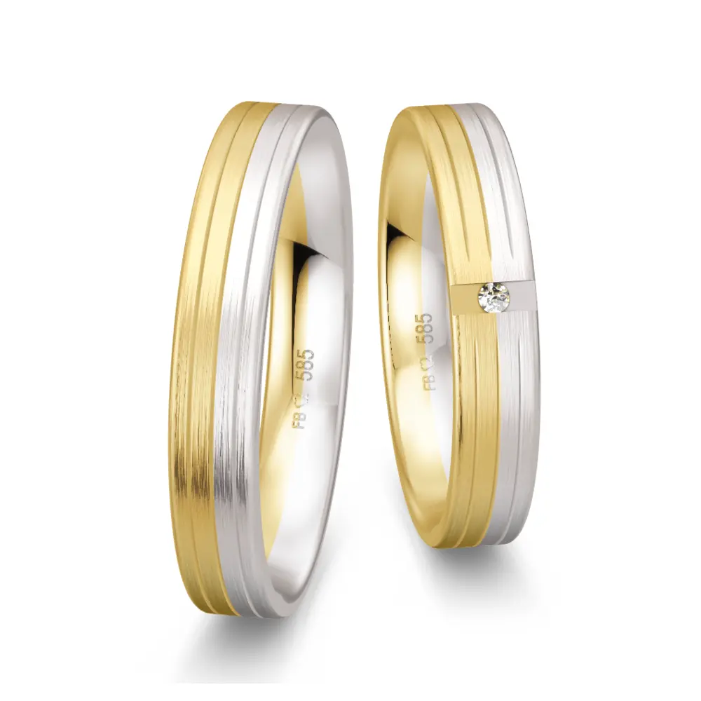 Trauringe aus Gelbgold und Weißgold mit Längstmattierung und 3 Rillen und Diamant