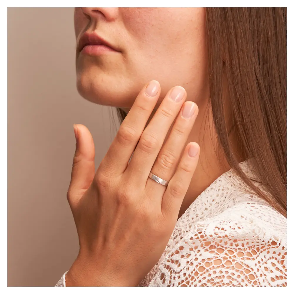 Eheringe aus Platin längmatt schmal auf Hand