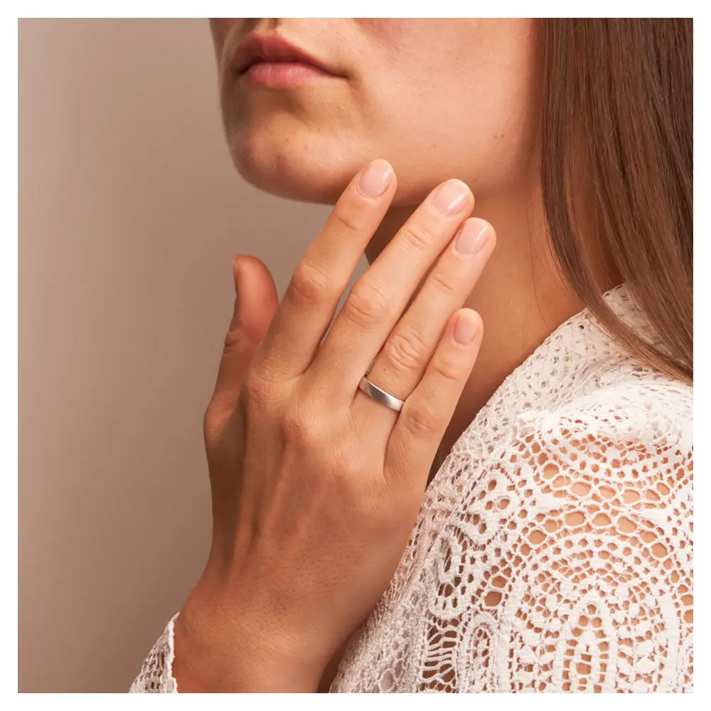 Eheringe aus Platin quermatt auf Hand