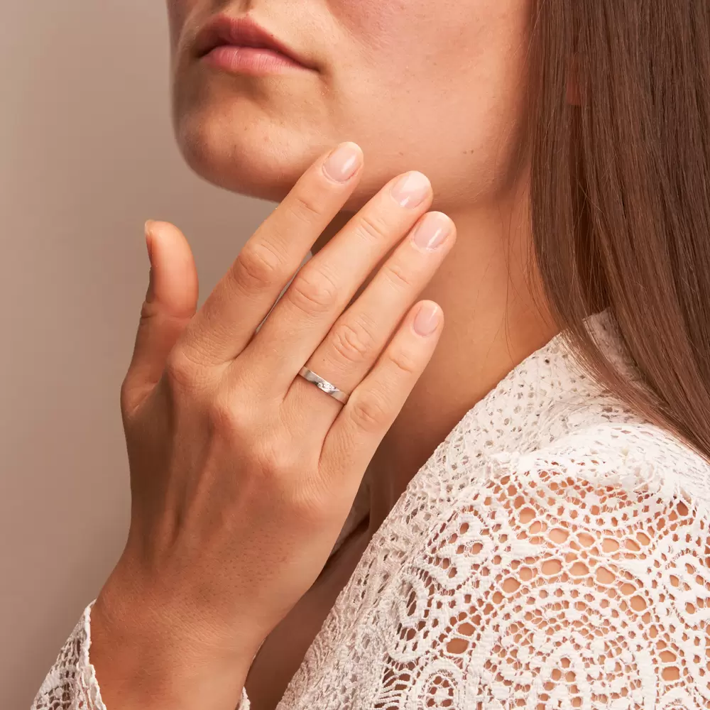 Längsmatte 3 mm breite Weißgold Eheringe mit 3 Diamanten auf Hand