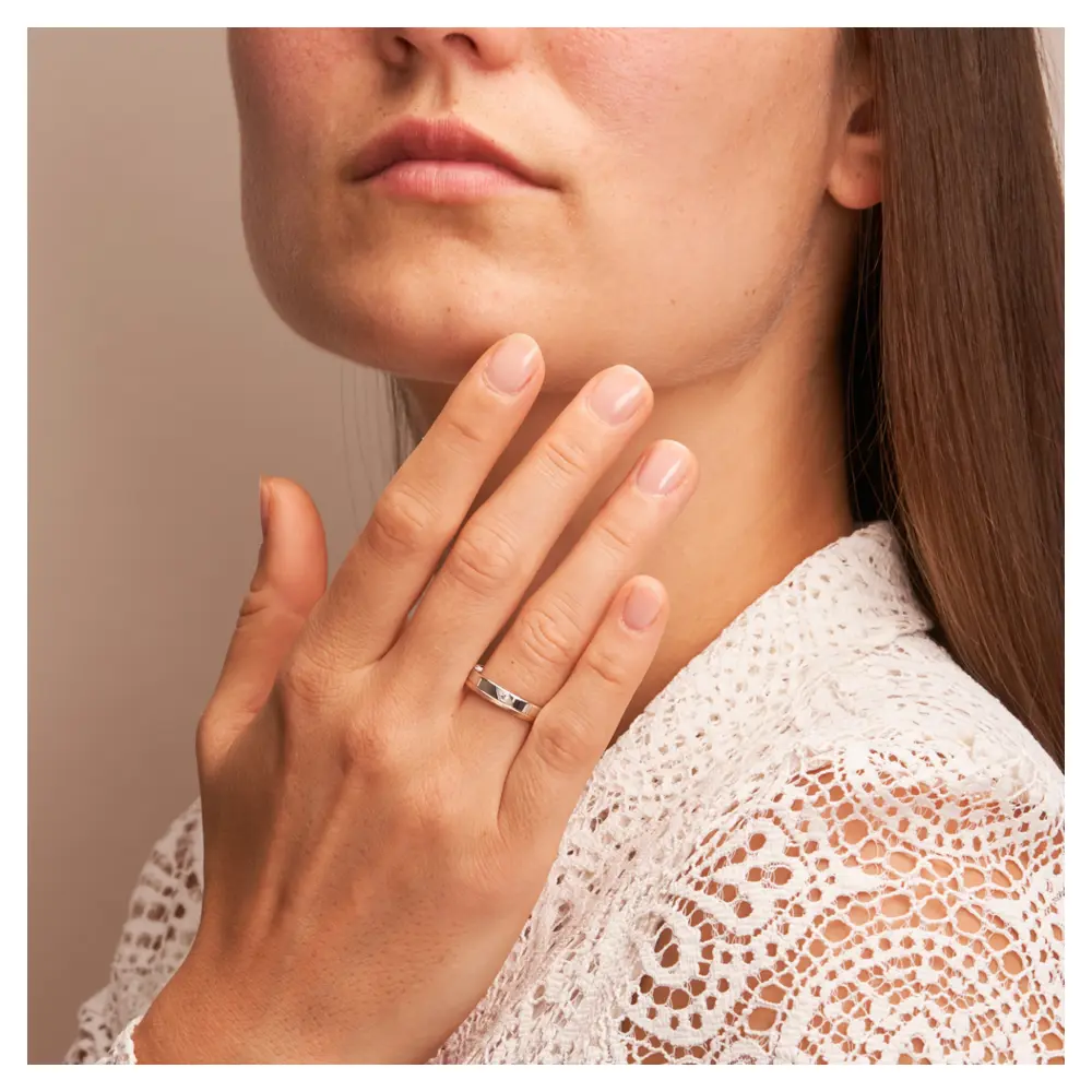 Trauringe aus Weißgold und Roségold matt und poliert mit Diamant auf Hand