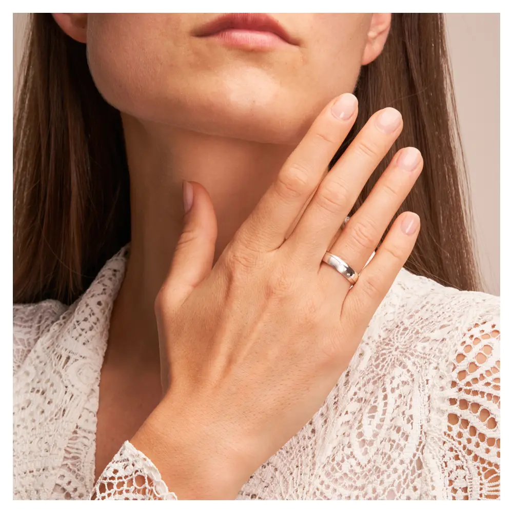 Trauringe aus Weissgold mit 3 Diamanten und Polierung und Mattierung und Rille auf Hand
