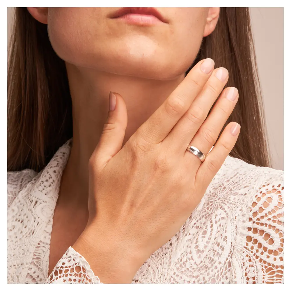 Trauringe aus Weissgold mit Polierung und Mattierung und Rille auf Hand