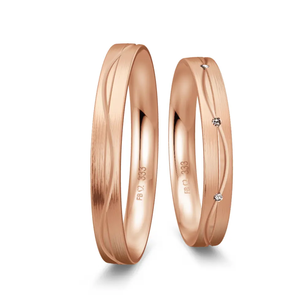 Trauringen aus Roségold mit Mattierung und geschwungenen Rillen und Diamant