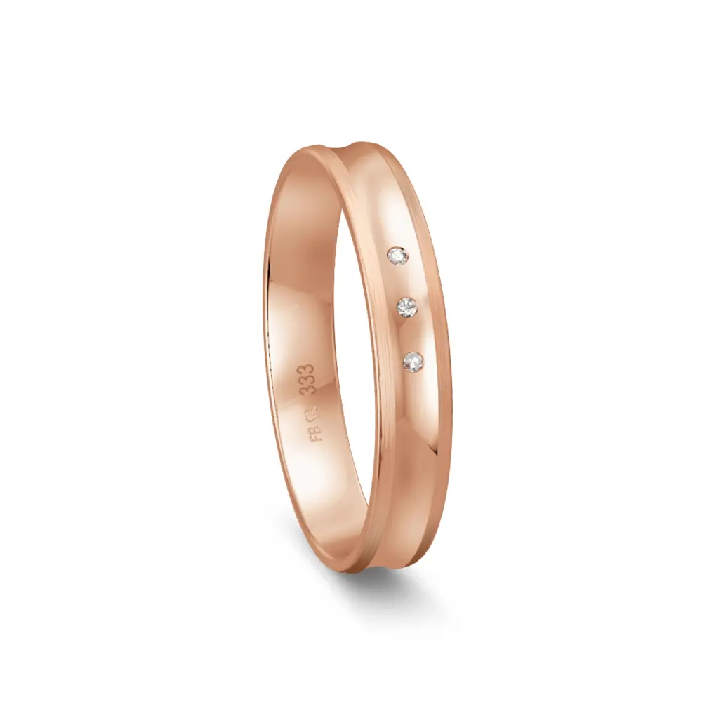 Trauring aus Rotgold poliert mit konkaver Form mit drei Diamanten