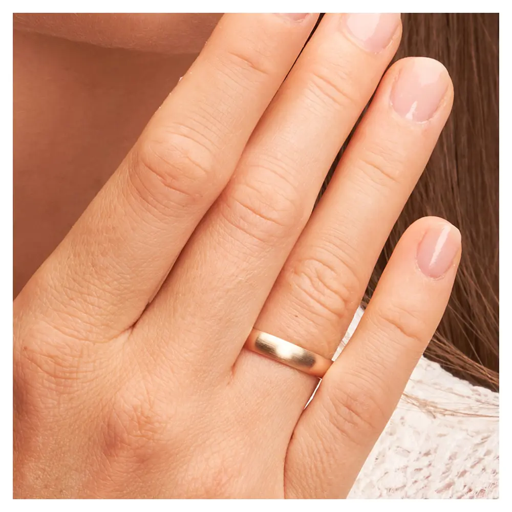 Längsmatte Eheringe aus Rosègold mit Millgriff auf Hand im Zoom