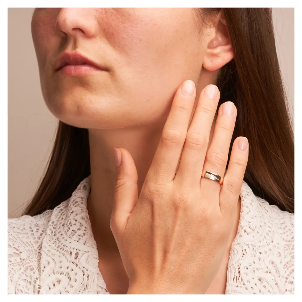 Trauringe aus Roségold mit 5 Diamanten Polierung und Mattierung auf Hand