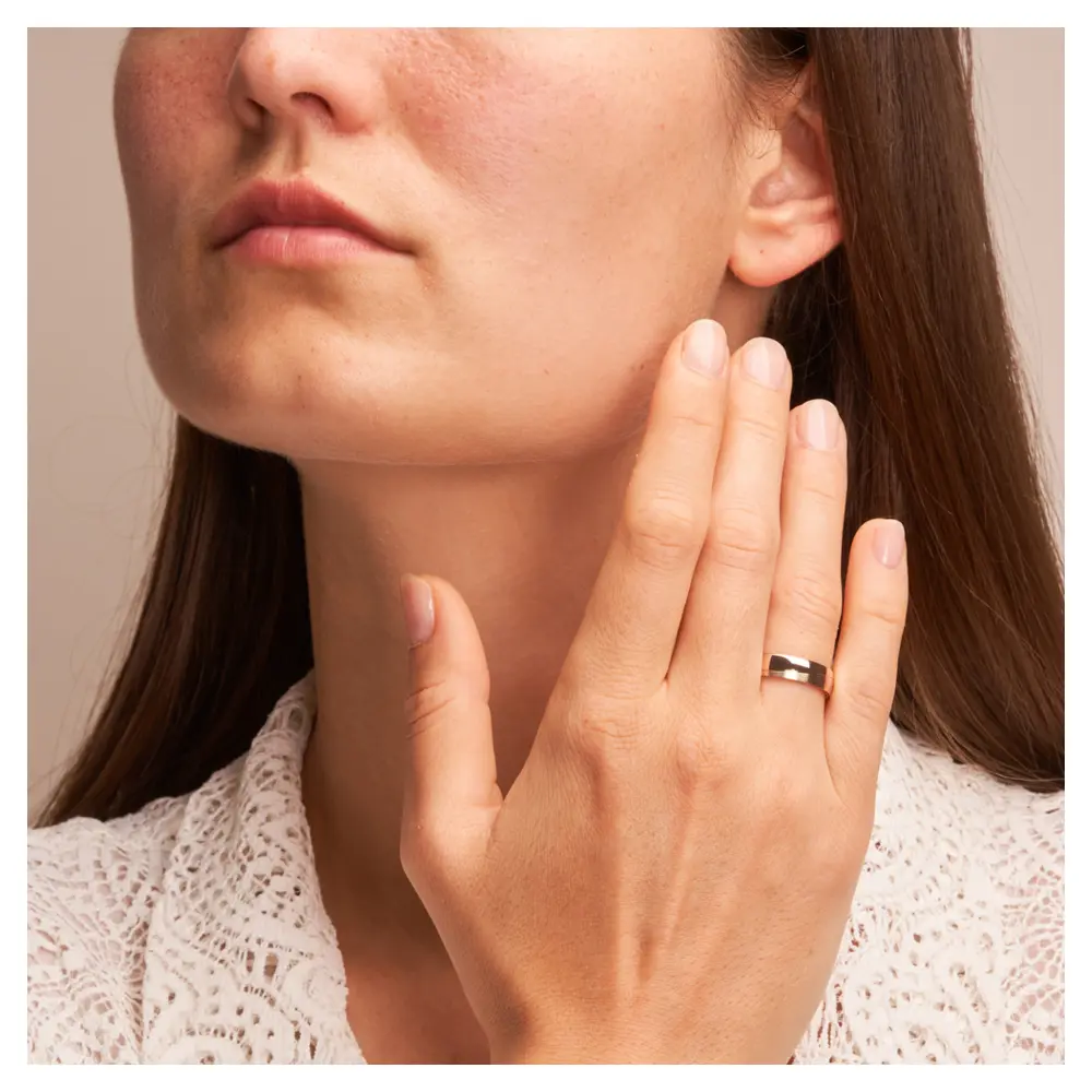 Trauringe aus Roségold mit Polierung und Mattierung auf Hand