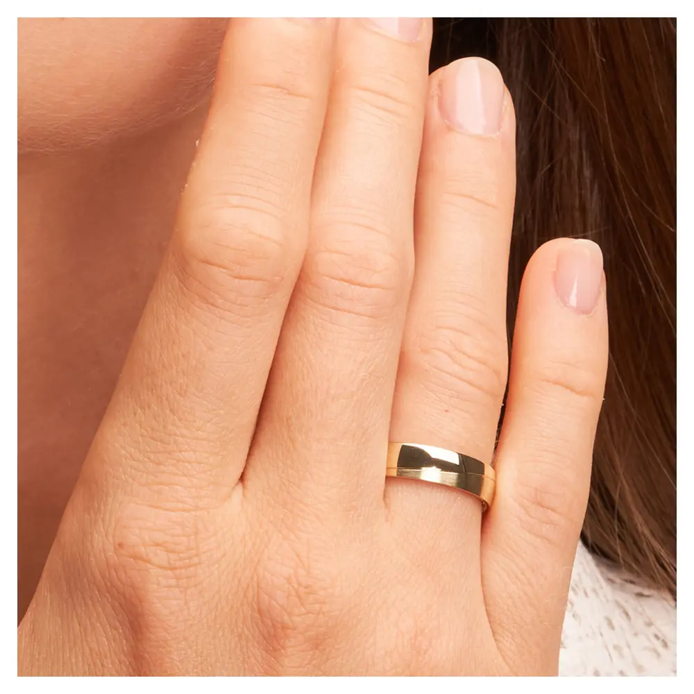 Trauringe aus Gelbgold mit Polierung und Mattierung auf Hand im Zoom
