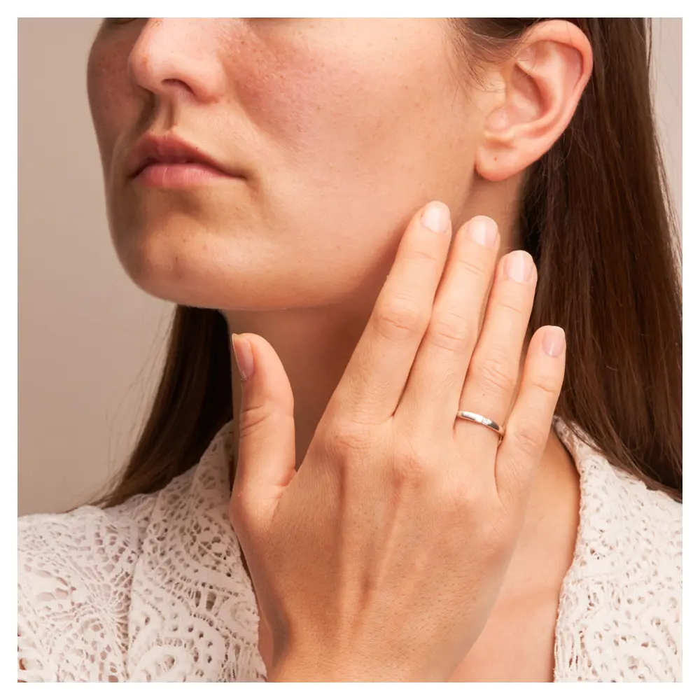 Schmale Eheringe aus Weissgold mit Diamanten und Längsmattierung auf Hand