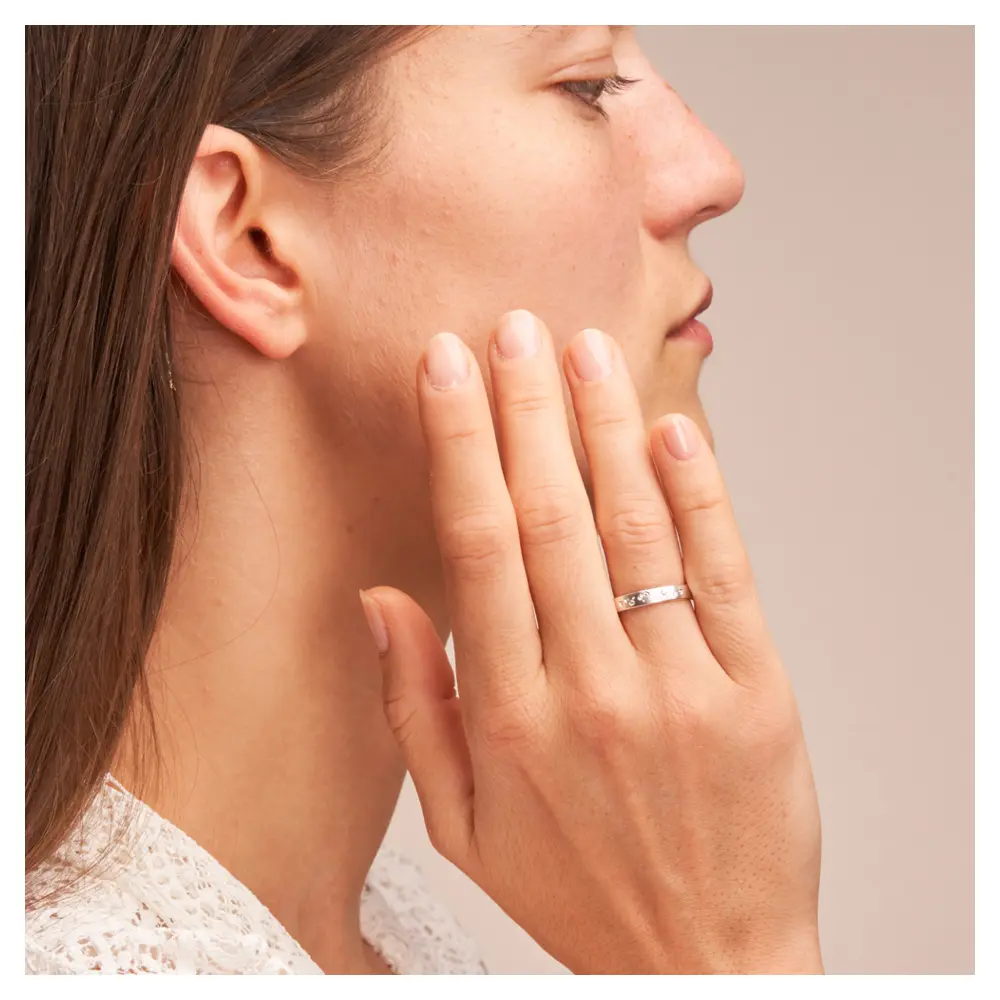 Matte Trauringe aus Weissgold mit Diamanten als Sternenhimmel auf Hand