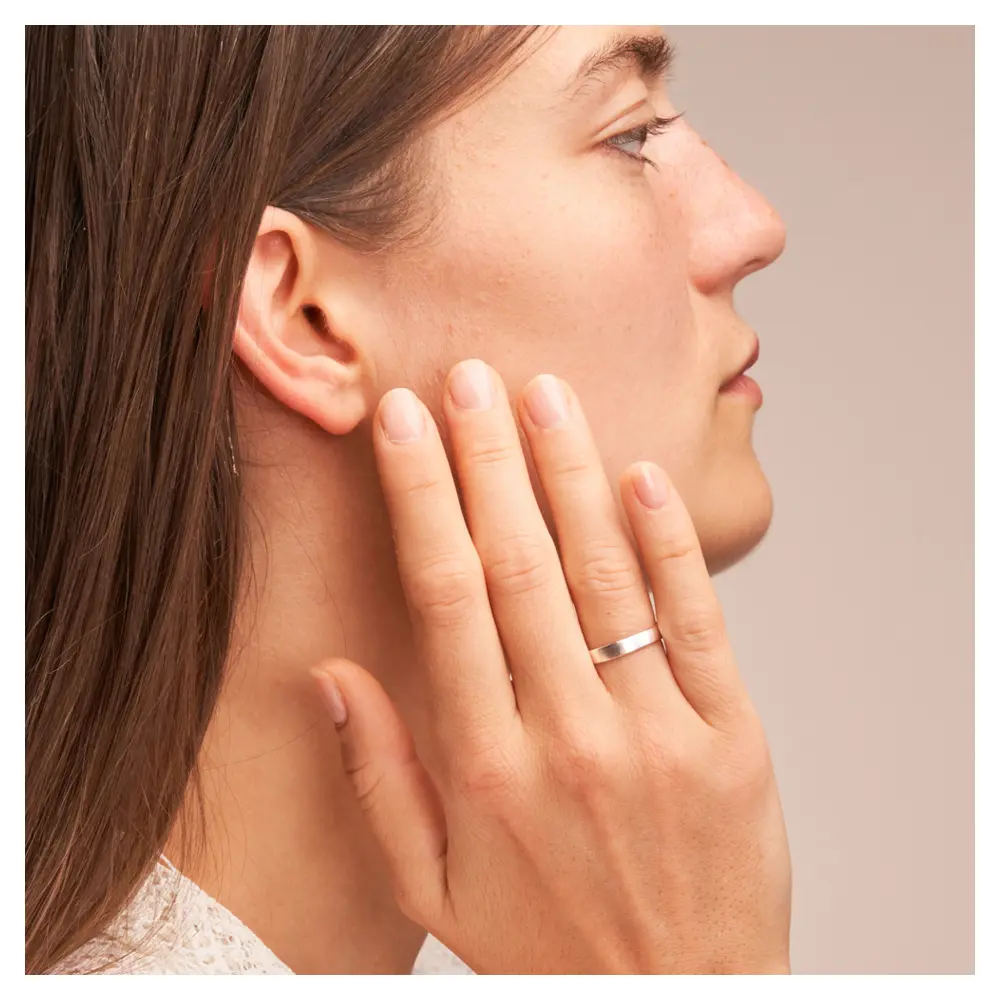 Matte Trauringe aus Weissgold auf Hand