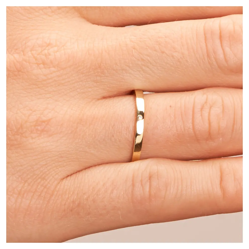 Gelbgold Ehering schmal mit Polierung und Diamanten auf Hand im Zoom