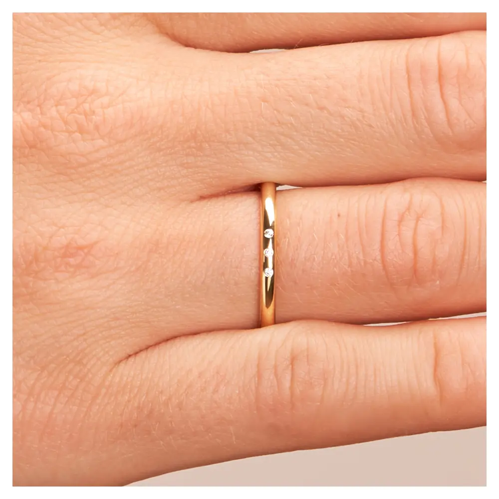 Gelbgold Ehering poliert gerundet mit drei Diamanten auf Hand im Zoom