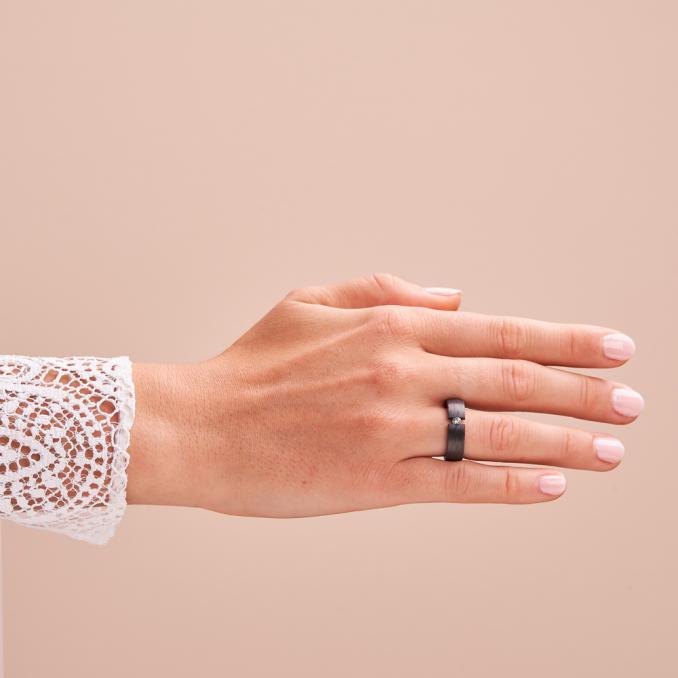 Aufnahme von Eheringen aus Carbon und Brillanten auf Hand