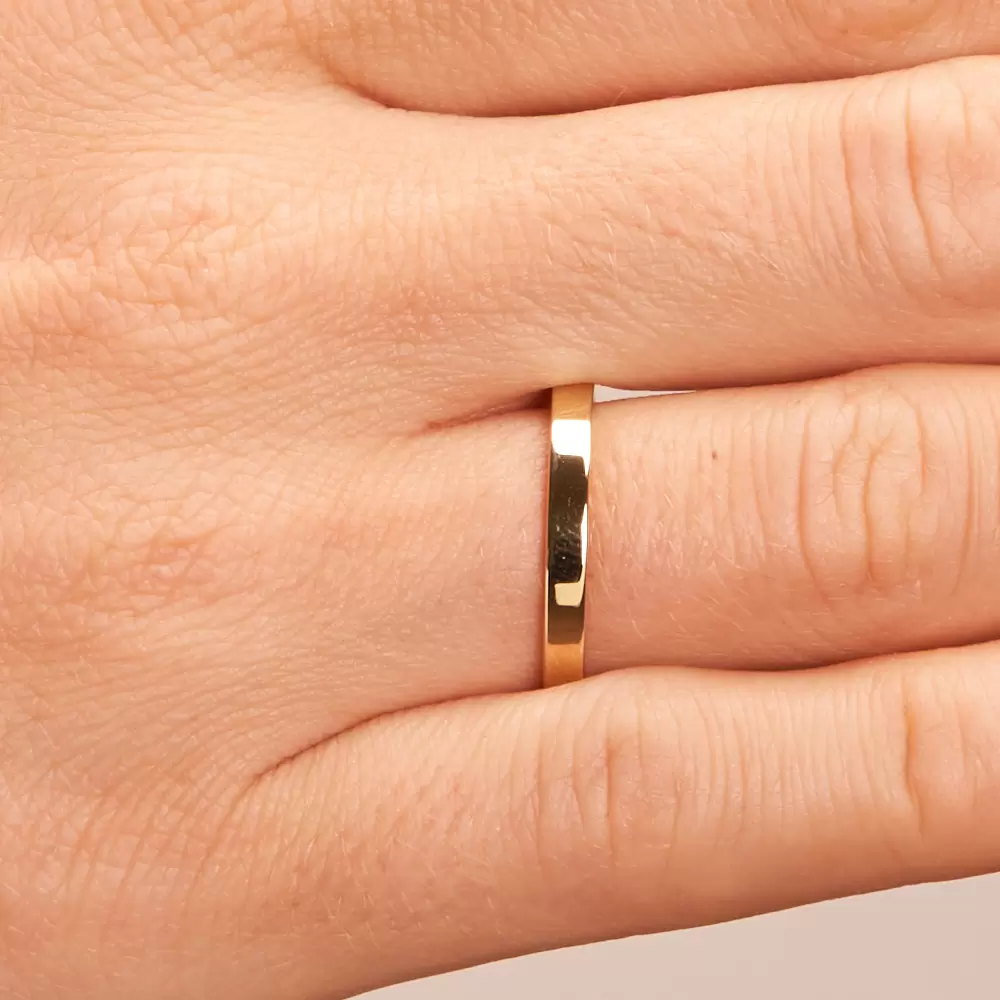 Polierte Eheringe aus Gelbgold 2,5 mm breit auf Hand im Zoom