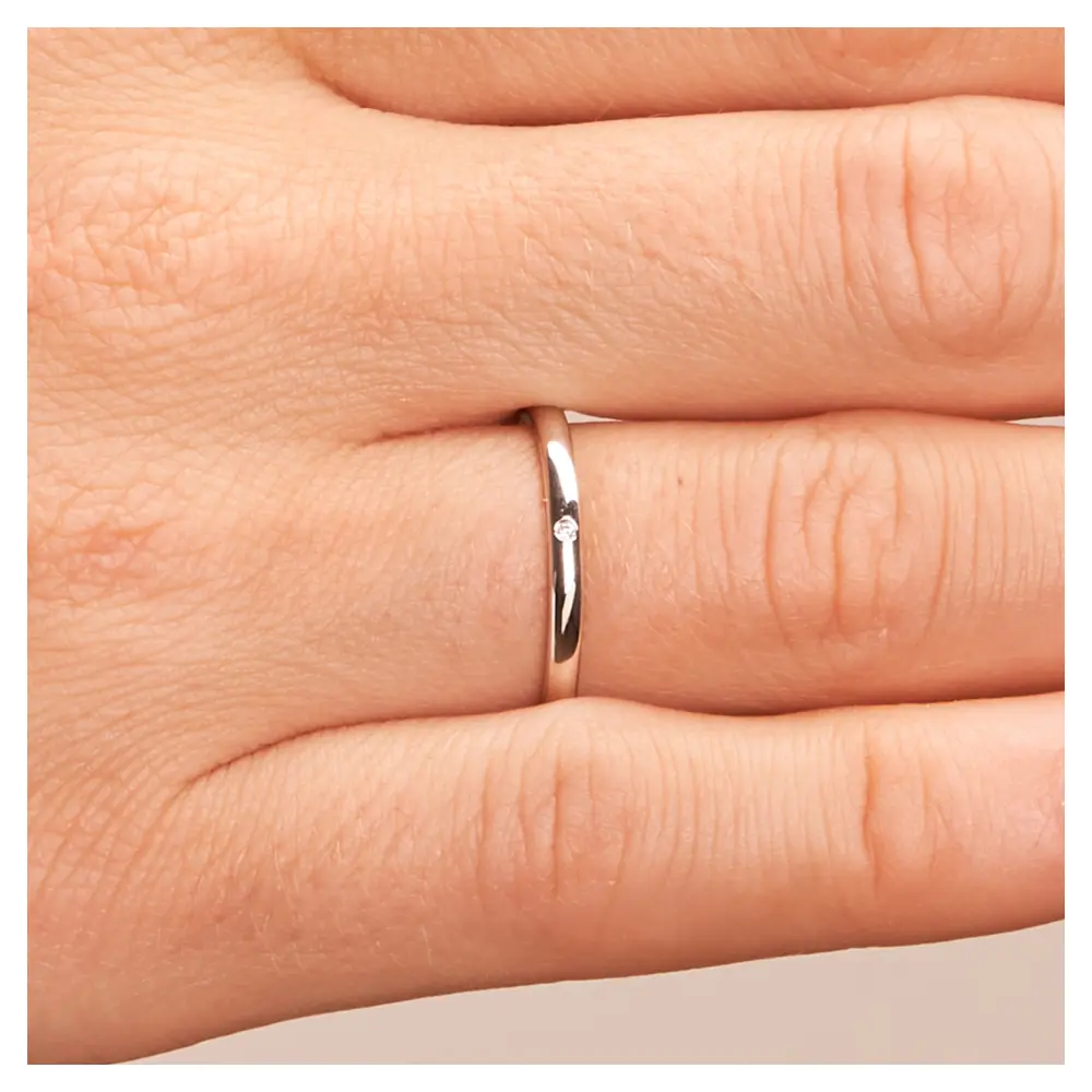 Ehering aus poliertem Platin schmal mit Diamanten auf Hand im Zoom