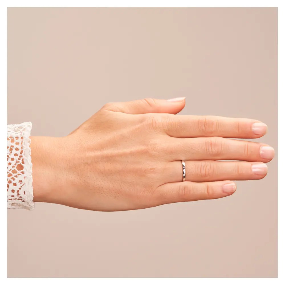 Platin Ehering 2 mm breit poliert mit Diamanten auf Hand