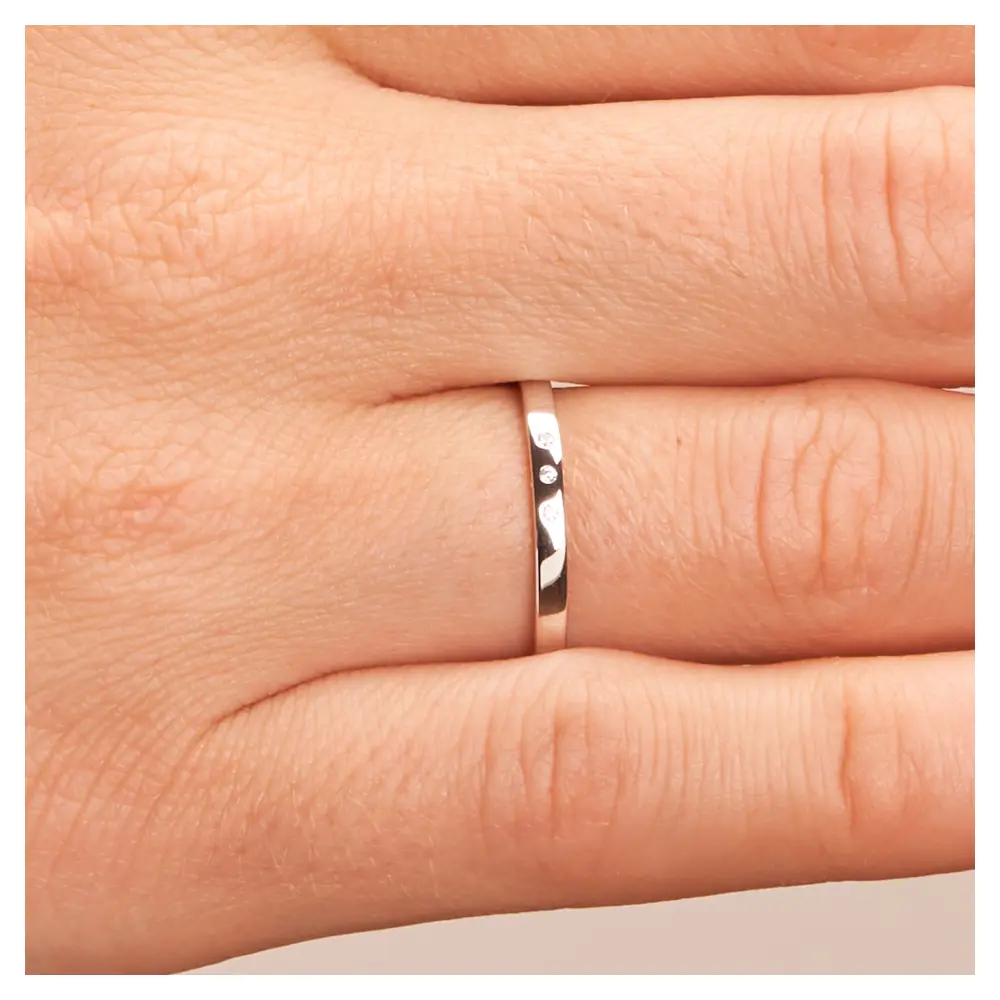 Platin Ehering 2 mm breit poliert mit Diamanten auf Hand im Zoom